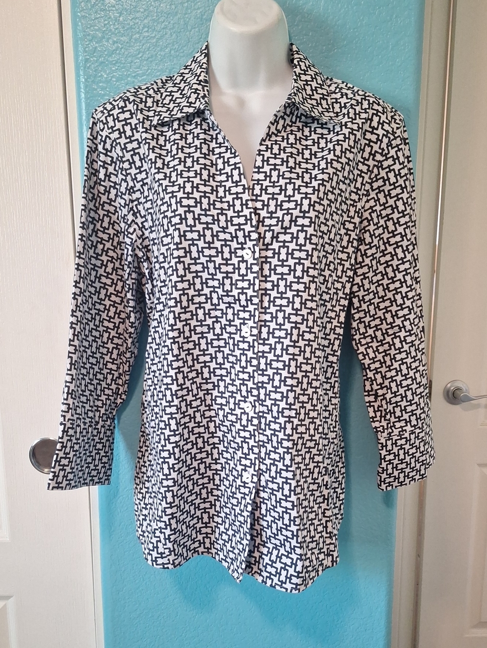 Foxcroft Easy Care 98% COTTON Black & White Link Design Button Up Sz L